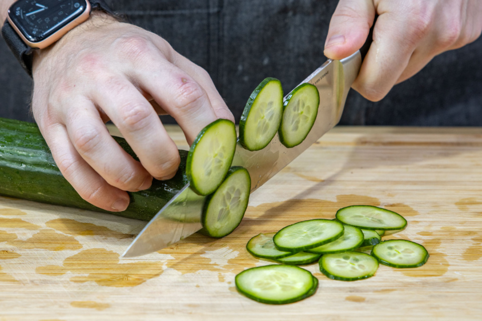 Klassischer Gurkensalat mit Essig-Öl-Dressing wie früher