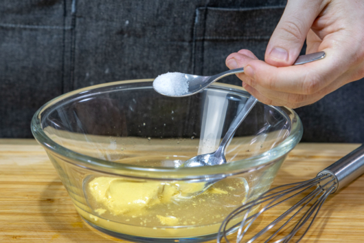 Zucker zum Essig-Öl-Dressing geben