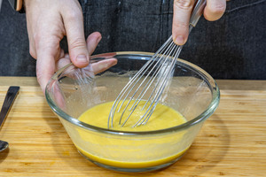 Essig-Öl-Dressing verrühren