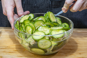 Gurkensalat mit Essig-Öl-Dressing verrühren