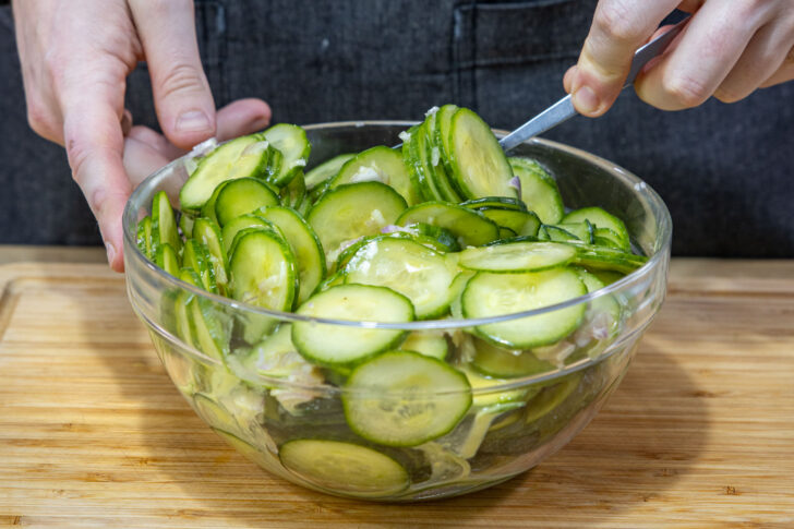 Gurkensalat mit Essig-Öl-Dressing verrühren