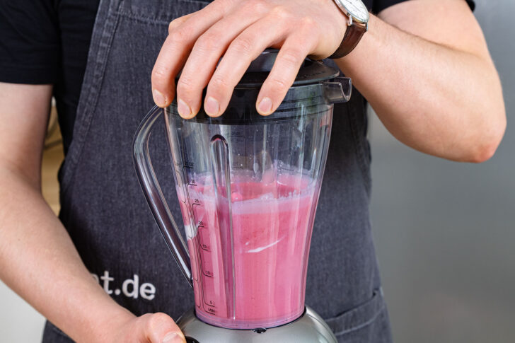 Himbeer-Smoothie pürieren