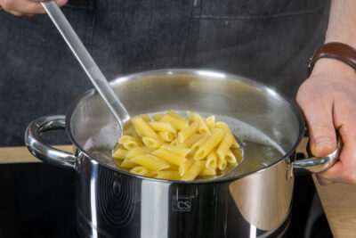 Nudeln in Salzwasser kochen