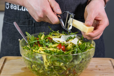 Parmesan zum Nudelsalat hobeln