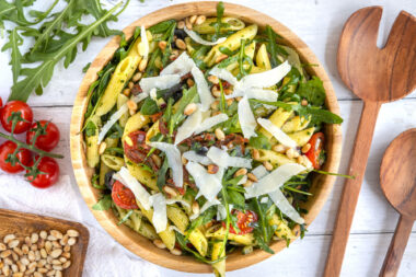 Italienischer Nudelsalat mit Pesto