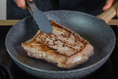 Den Kalbsbraten in der Pfanne anbraten