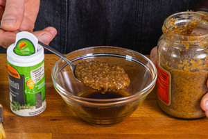 Eine Marinade aus süßem Send, Thymian, Olivenöl und Balsamico machen