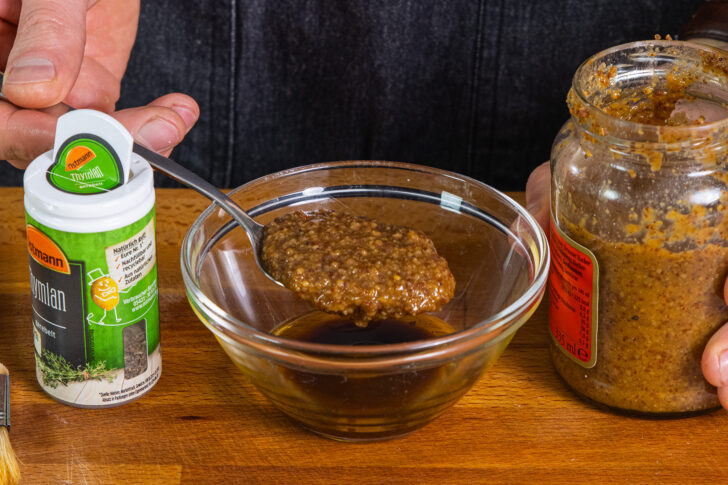Eine Marinade aus süßem Send, Thymian, Olivenöl und Balsamico machen