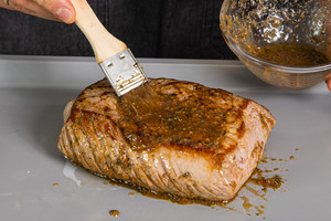 Das Kalbstück mit der Marinade einstreichen