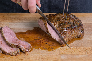 Den Kalbsbraten in Tranchen schneiden