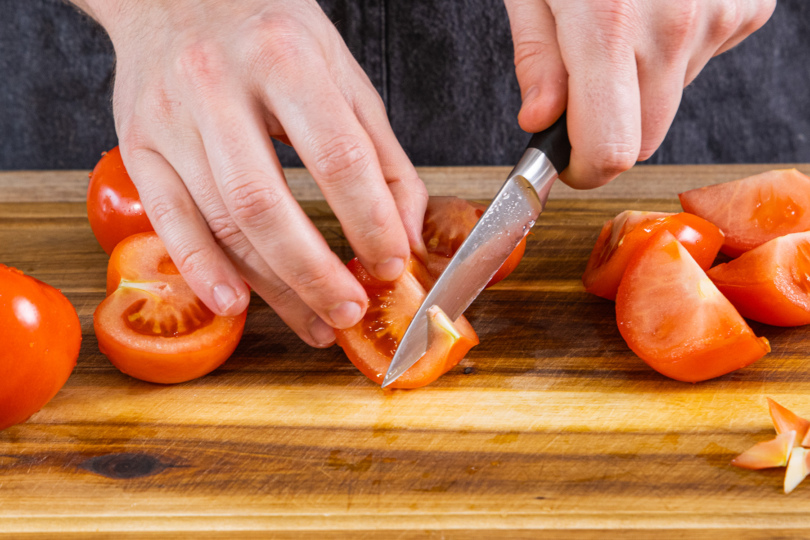 Den Strunk der Tomaten entfernen