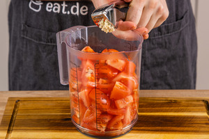 Knoblauch durch die Knoblauchpresse geben