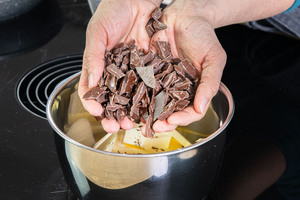Schokolade zur Butter geben