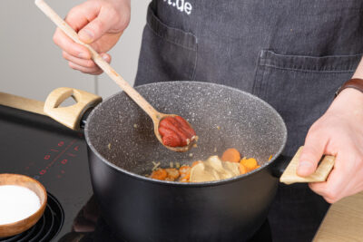 Tomatenmark dazugeben