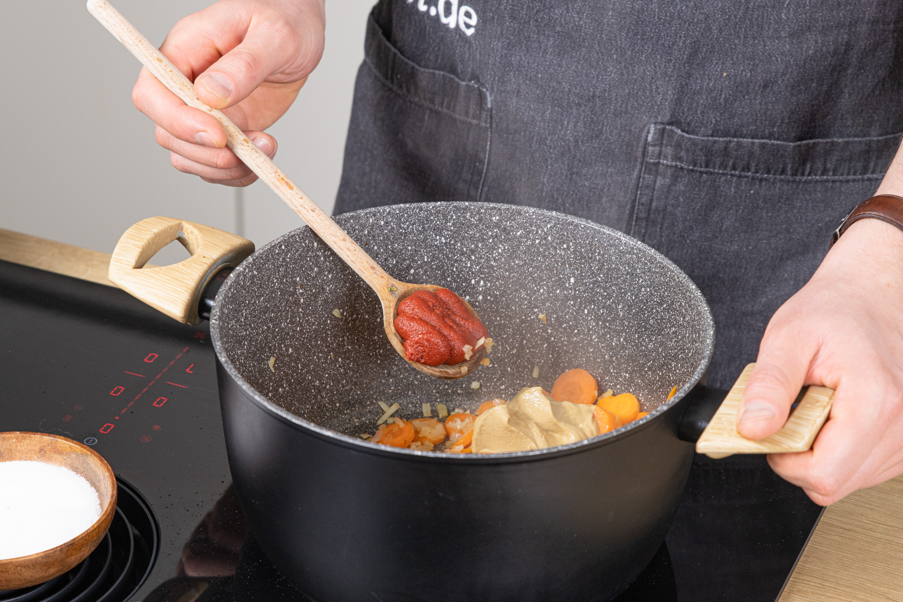 Tomatenmark dazugeben