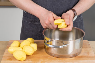 Kartoffeln klein schneiden
