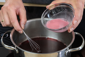 Speisestärke in Kirschsaft lösen