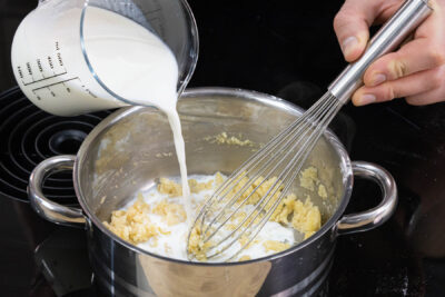 Milch zur Mehlschwitze geben