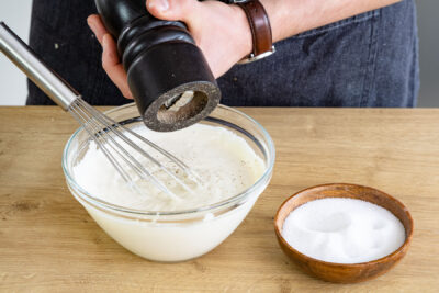 Knoblauchsauce würzen