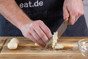 Knoblauch fein hacken