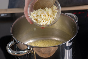 Zwiebel und Knoblauch in Butter dünsten