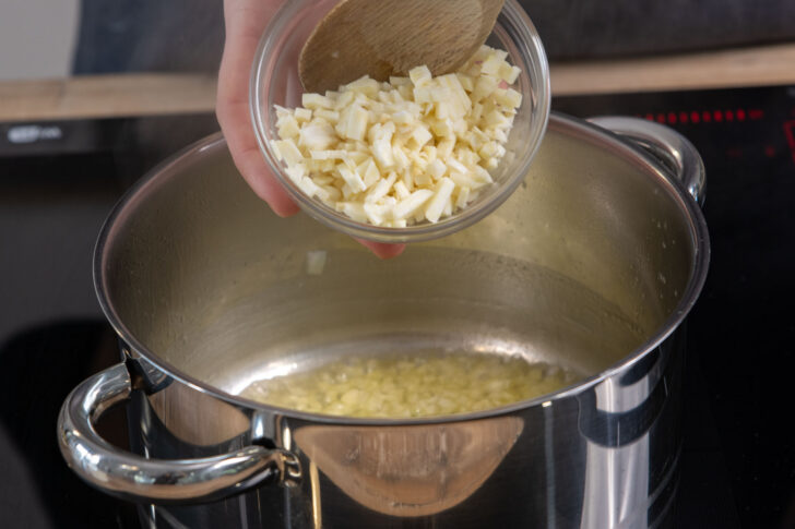 Zwiebel und Knoblauch in Butter dünsten
