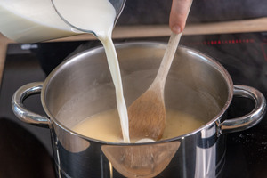 Milch in die Suppe gießen