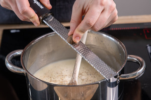 Knoblauchsuppe mit Muskatnuss würzen