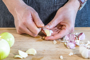 Knoblauch schälen