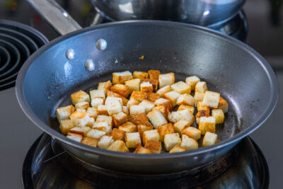 Toastwürfel anbraten