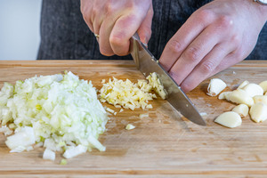 Knoblauch fein würfeln