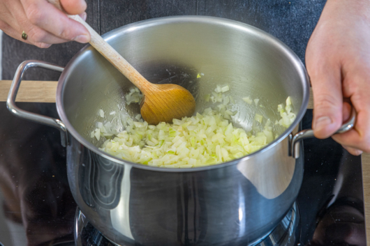 Zwiebel- und Knoblauchwürfel dünsten