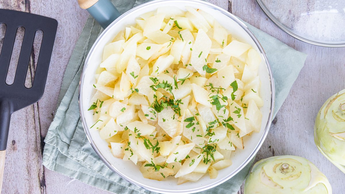 Kohlrabi in der Pfanne dünsten | Rezept- eat.de