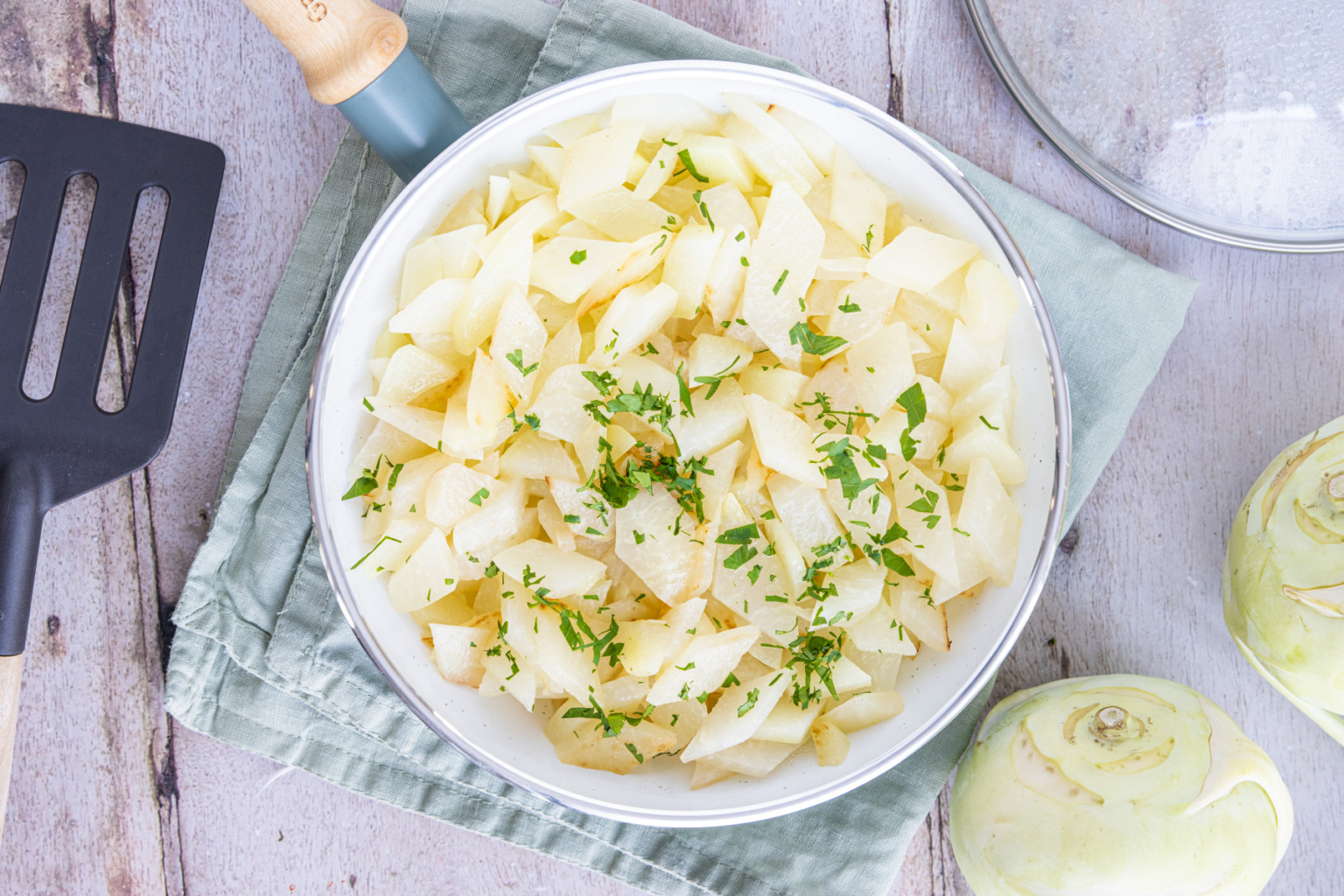 Kohlrabi in der Pfanne dünsten | Rezept- eat.de