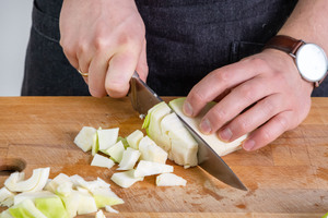 Kraut für die Krautfleckerl schneiden