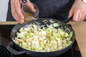 Gemüsebrühe zu dem Kraut gießen