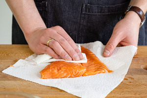 Lachs abtupfen