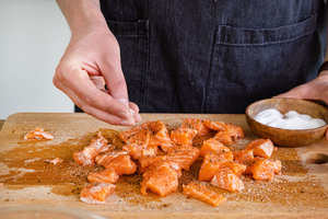 Lachs salzen & pfeffern