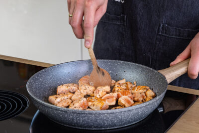 Lachswürfel anbraten