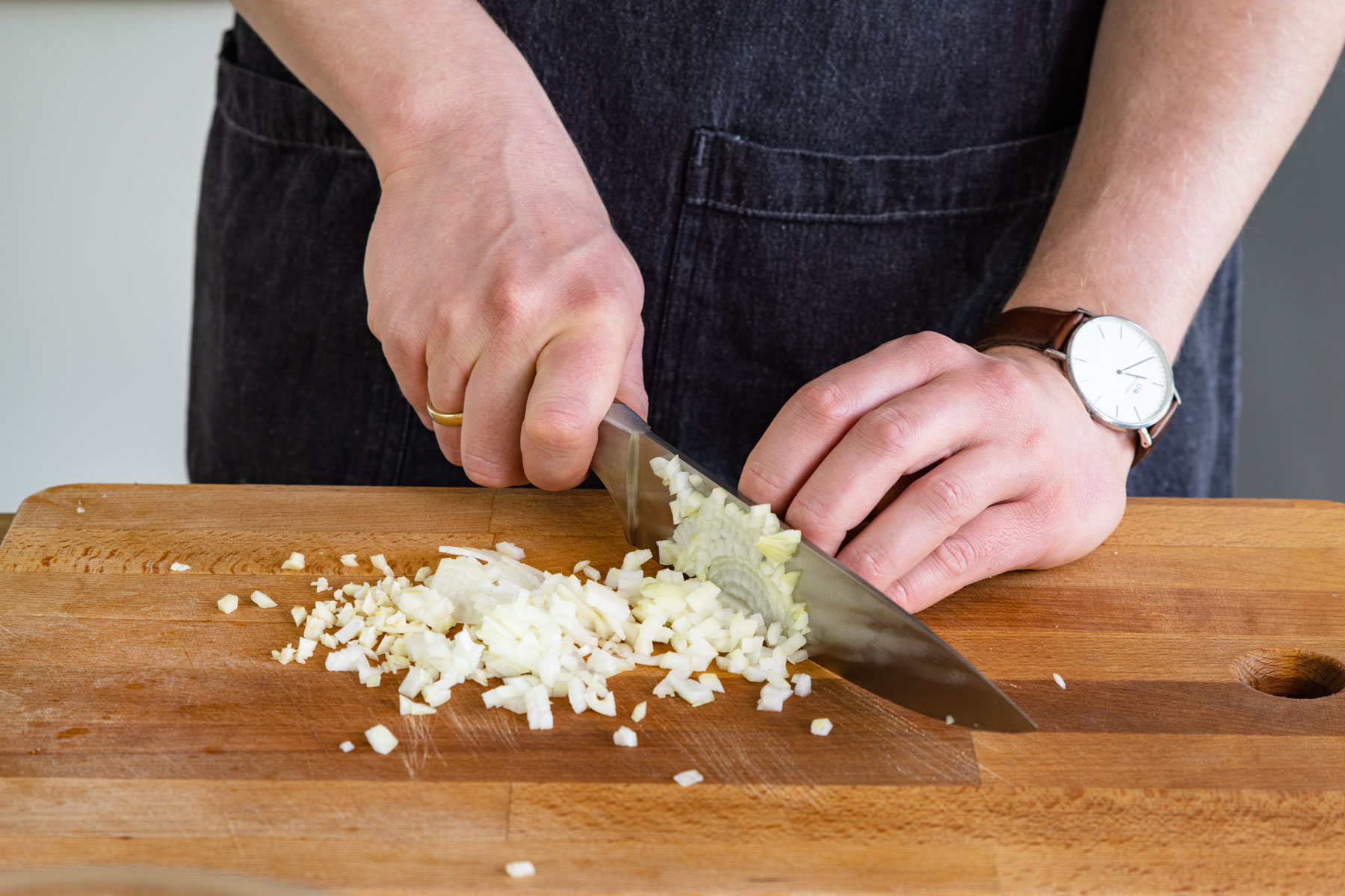 Knoblauch & Zwiebel würfeln