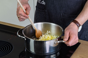 Zwiebel- und Knoblauchwürfel anschwitzen