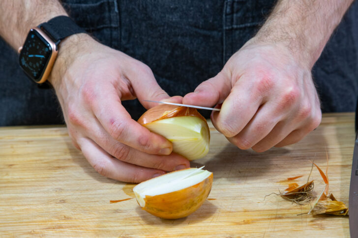 Zwiebel schälen