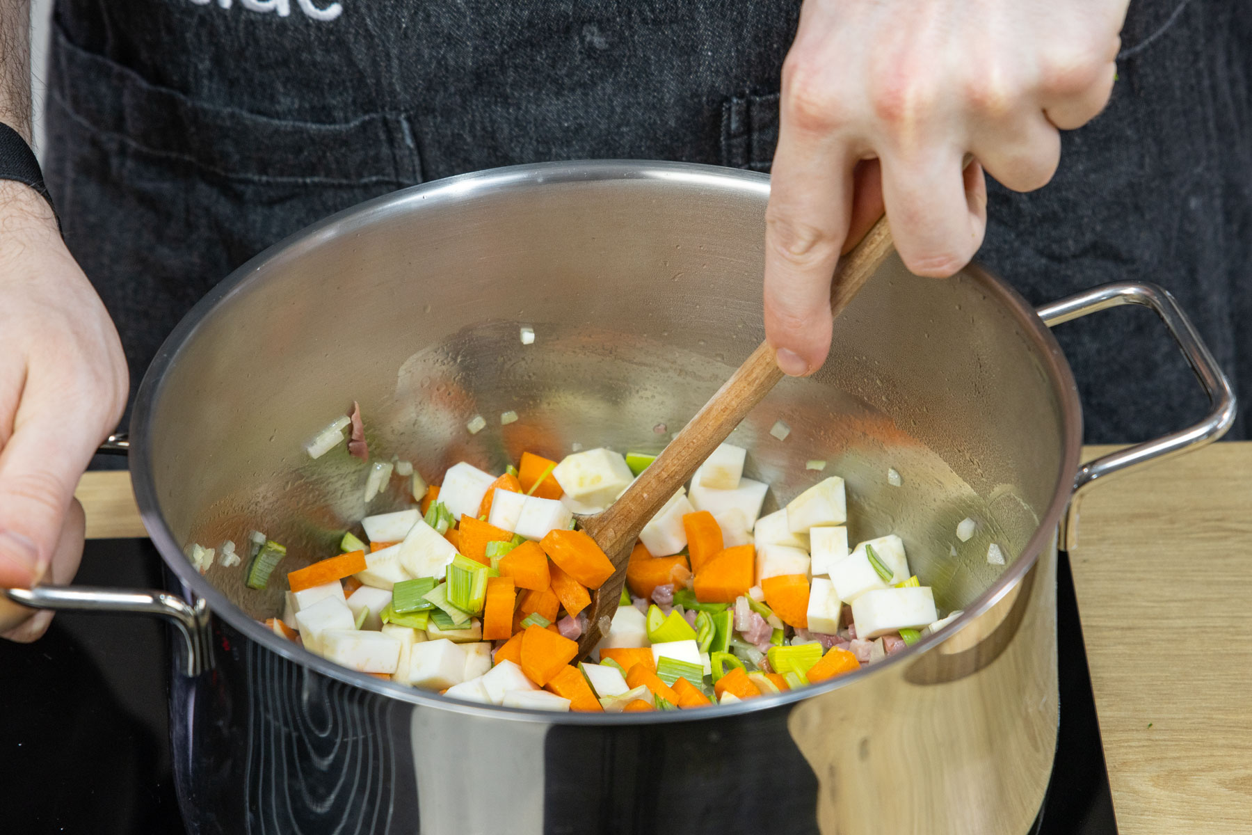 Suppengrün und Speck anbraten