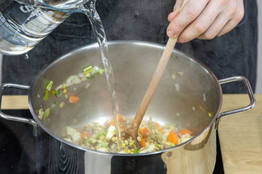 Topf mit Wasser auffüllen
