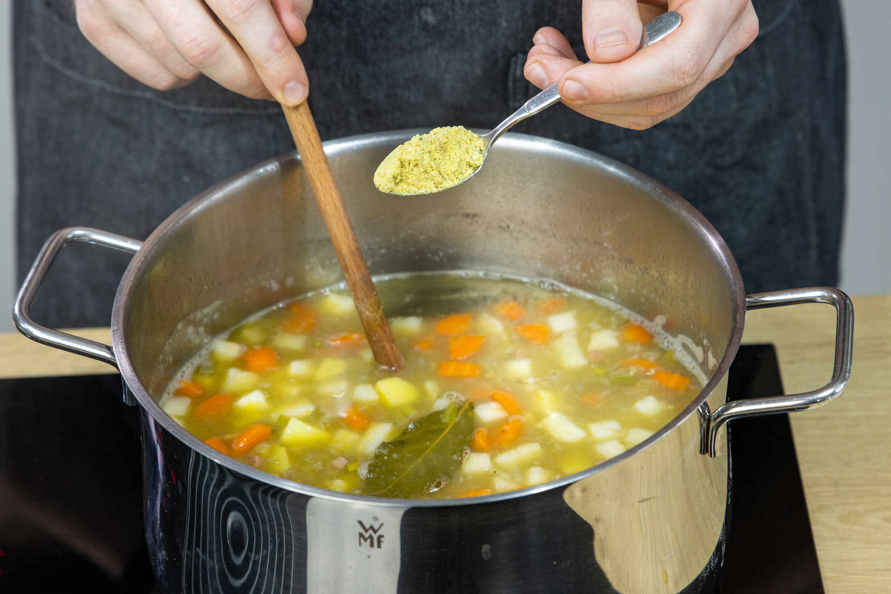 Linsensuppe mit Gemüsebrühe würzen