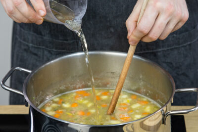 Klassische Linsensuppe nach Großmutters Art mit Essig würzen