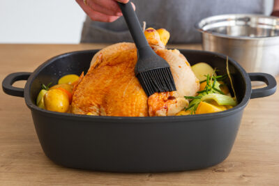 Maispourlade mit der Marinade einstreichen