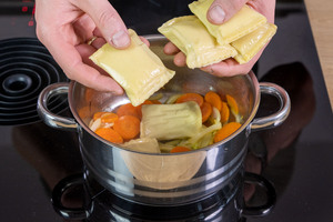 Maultaschen zu dem Gemüse in den Topf geben