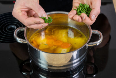 Petersilie zur Maultaschensuppe geben