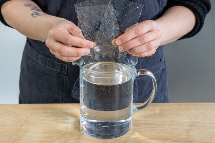 Gelatineblätter ins kalte Wasser geben